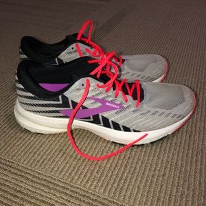 Women’s Brooks Launch 6
